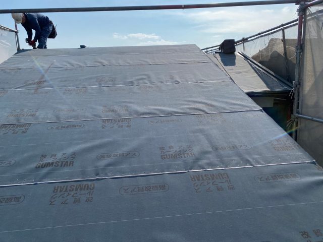 明石市で葺き替えにおける防水紙敷設